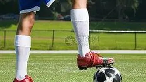 李佳航与儿子同赏动画作品，李晟分享温馨对视瞬间